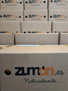 Cajas de Zumón apiladas y almacenadas